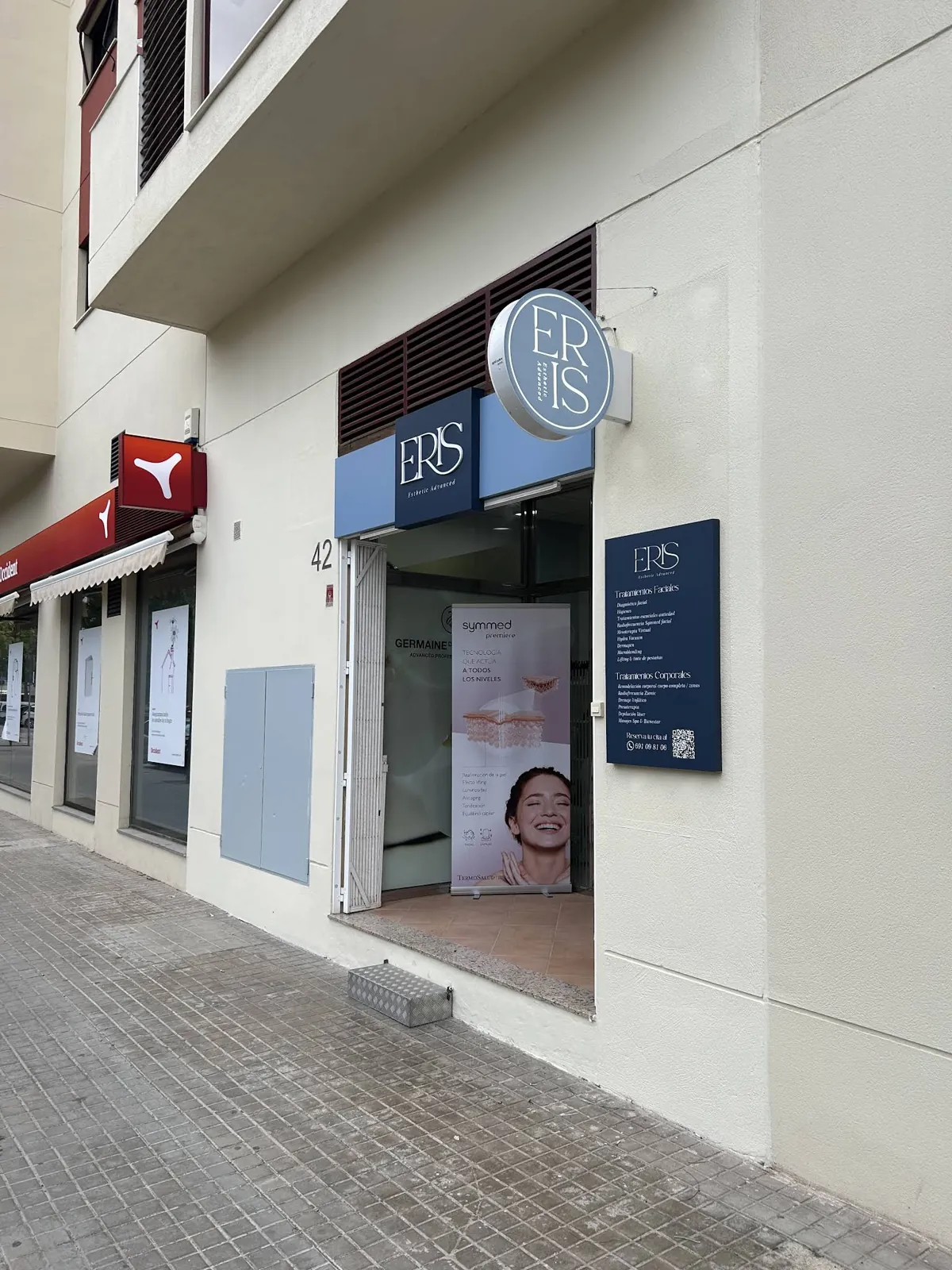 Fachada de ERIS Esthetic Advanced desde la calle